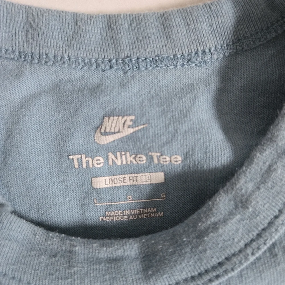 Nike Max90 Swoosh Patch T-Shirt in Glacier Blue mens size Large